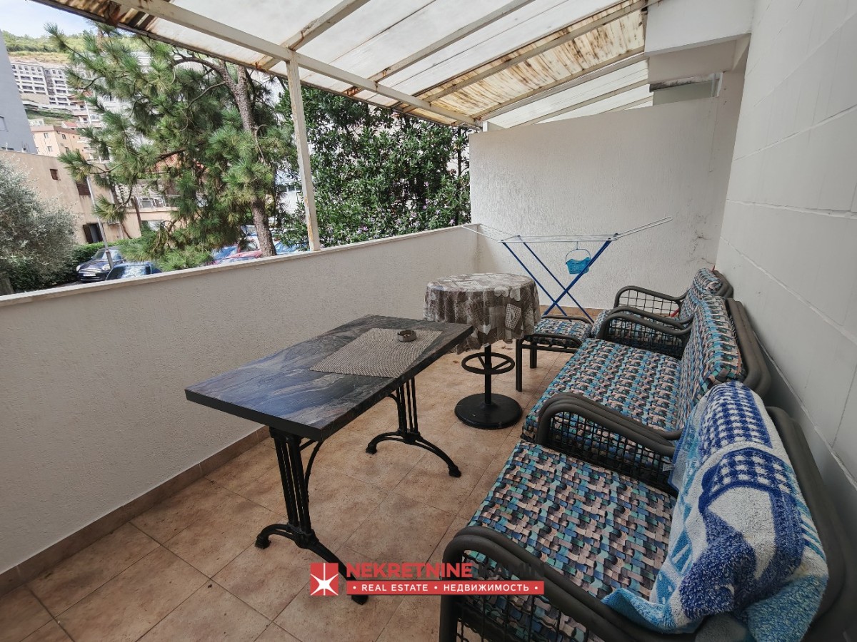 Budva Merkezinde Geniş 1+1 Daire – Mediteranska Caddesi